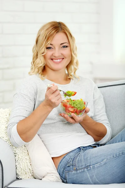 Schöne Frau mit Salat — Stockfoto