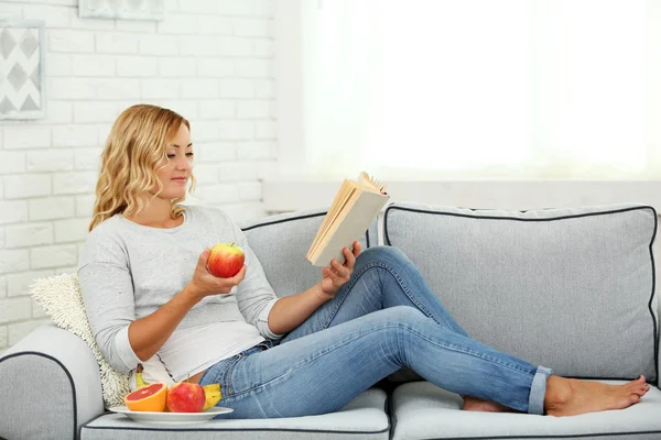 Beautiful woman with fresh fruits — Stock Photo, Image