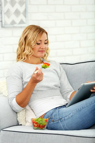 Güzel bir kadın ile salata — Stok fotoğraf