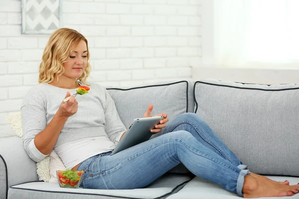 Schöne Frau mit Salat — Stockfoto