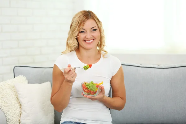 Hermosa mujer con ensalada — Foto de Stock