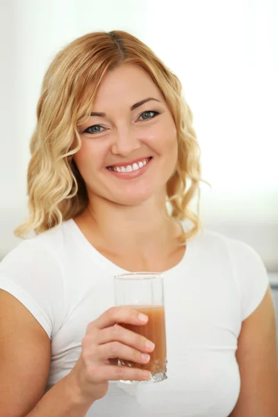 Bella donna con bicchiere di succo di frutta — Foto Stock