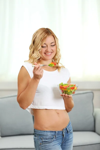 Hermosa mujer con ensalada — Foto de Stock