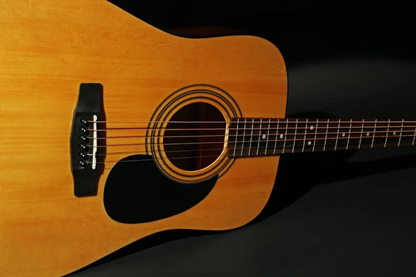 Guitarra sobre fundo escuro — Fotografia de Stock