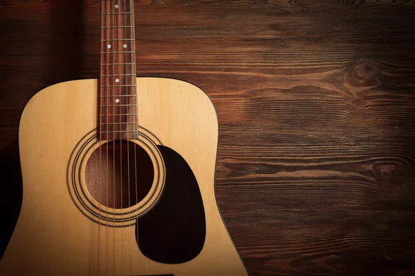 Guitarra sobre fondo de madera — Foto de Stock