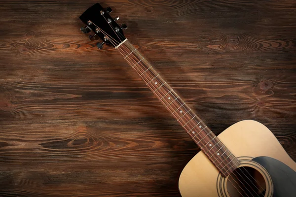 Guitarra em fundo de madeira — Fotografia de Stock