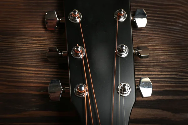 Крупним планом акустична гітарна шия на дерев'яному фоні — стокове фото