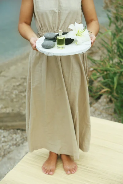 Hände mit Tablett mit Wellness-Produkten — Stockfoto