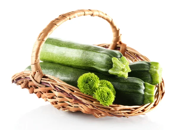 Verse courgette in rieten mand — Stockfoto