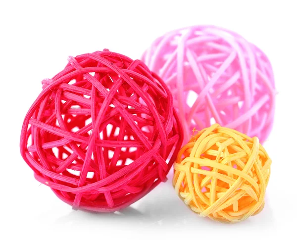 装飾的な枝編み細工品のボール、白で隔離 — ストック写真