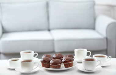 Evde yiyecek ve içecekler için arkadaşları ile tablo