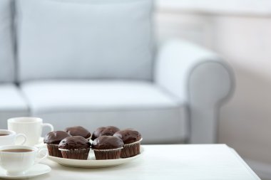 Evde yiyecek ve içecekler için arkadaşları ile tablo