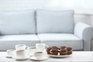 Evde yiyecek ve içecekler için arkadaşları ile tablo