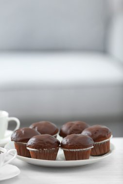 Evde yiyecek ve içecekler için arkadaşları ile tablo