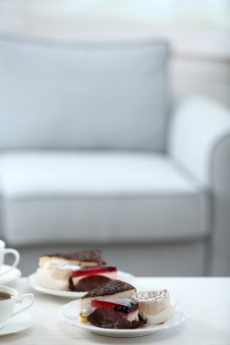 Evde yiyecek ve içecekler için arkadaşları ile tablo