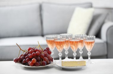 Evde yiyecek ve içecekler için arkadaşları ile tablo