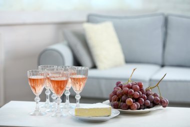 Evde yiyecek ve içecekler için arkadaşları ile tablo