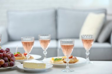 Evde yiyecek ve içecekler için arkadaşları ile tablo