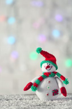 Noel arka plan üzerinde sevimli kardan adam