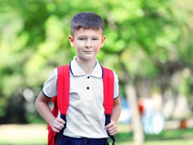 Büyük okul çantası, açık olan küçük çocuk