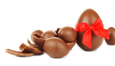Beyaz üzerine izole edilmiş çikolatalı paskalya yumurtaları.