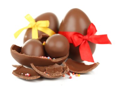 Beyaz üzerine izole edilmiş çikolatalı paskalya yumurtaları.