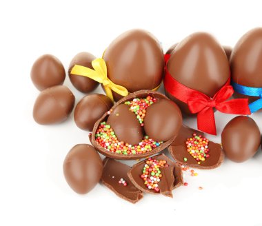 Beyaz üzerine izole edilmiş çikolatalı paskalya yumurtaları.