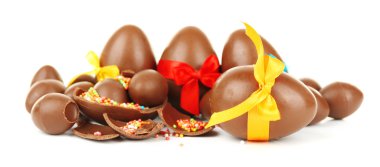 Beyaz üzerine izole edilmiş çikolatalı paskalya yumurtaları.