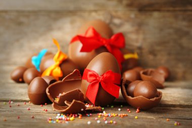 Ahşap arka planda çikolatalı Paskalya yumurtaları