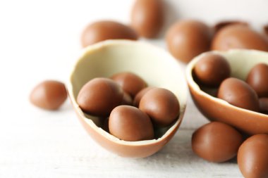 Beyaz ahşap arka planda çikolatalı Paskalya yumurtaları