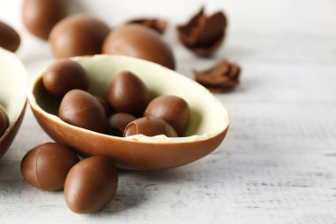 Beyaz ahşap arka planda çikolatalı Paskalya yumurtaları