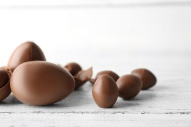 Beyaz ahşap arka planda çikolatalı Paskalya yumurtaları