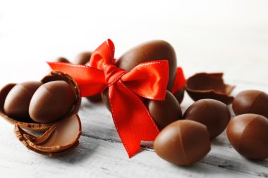 Beyaz ahşap arka planda çikolatalı Paskalya yumurtaları