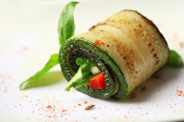 Kabak tabağında, peynir, biber ve roka ile rulo yakın çekim