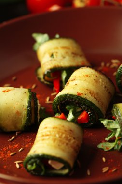 Kabak tabağında, peynir, biber ve roka ile rulo yakın çekim