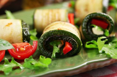 Kabak tabağında, peynir, biber ve roka ile rulo yakın çekim