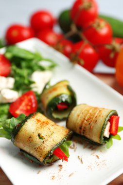 Kabak tabağında, peynir, biber ve roka ile rulo yakın çekim