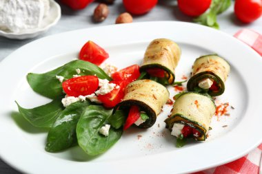 Kabak tabağında, peynir, biber ve roka ile rulo yakın çekim