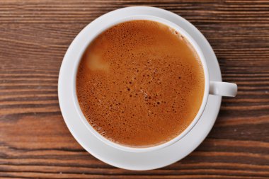 Tahta arka planda bir fincan kahve.