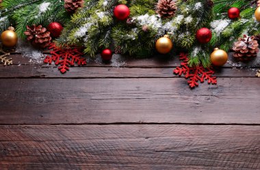 Ahşap arka planda Noel dekorasyon çerçevesi