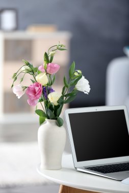 Dizüstü bilgisayar ile rahat çalışma alanı evde