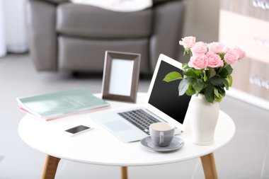 Dizüstü bilgisayar ile rahat çalışma alanı evde