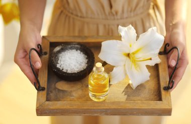 Tepsi spa salonu spa ürünleri ile eller