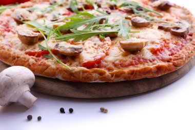 Sebze ve roka ile lezzetli pizza yakın çekim
