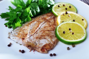 Balık fileto Yeşiller ve kireç plaka üzerinde tabak kapat