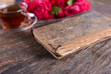 Güzel çiçekler ile eski kitap