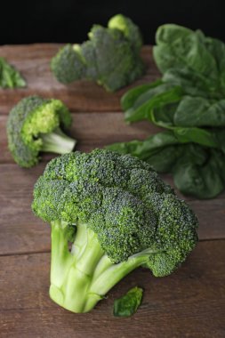Ispanaklı ahşap masa üzerinde taze brokoli yakın çekim