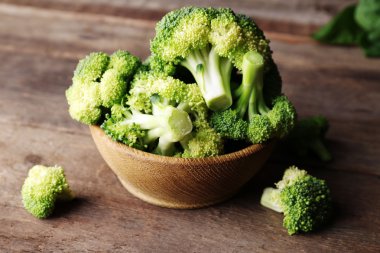 Ahşap masa üzerinde taze brokoli yakın çekim