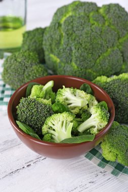 Ispanaklı kase ahşap masa üzerinde taze brokoli yakın çekim