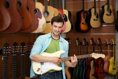 Yakışıklı delikanlı müzik mağazası